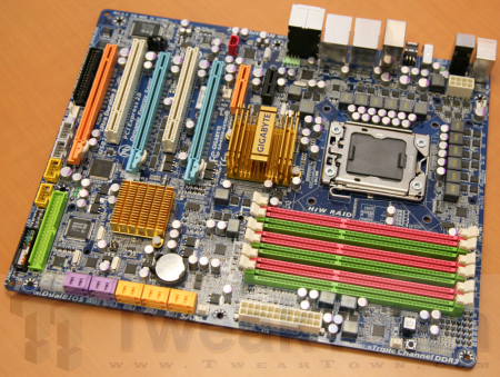 GIGABYTE shows us final design X58 Extreme mobo