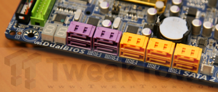 GIGABYTE shows us final design X58 Extreme mobo