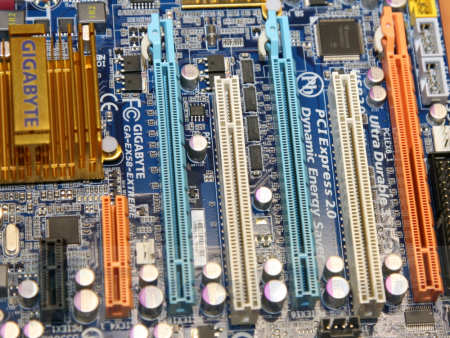 GIGABYTE shows us final design X58 Extreme mobo