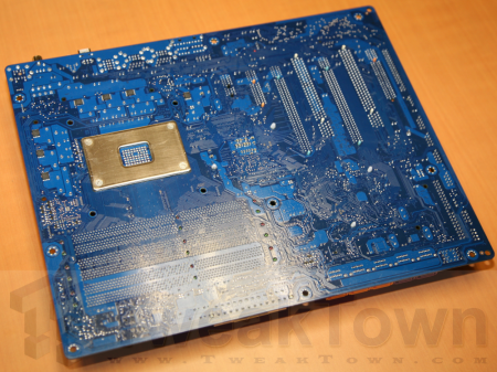 GIGABYTE shows us final design X58 Extreme mobo