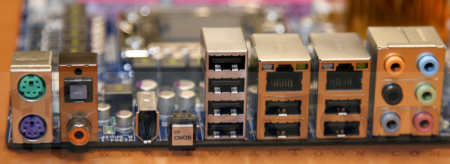 GIGABYTE shows us final design X58 Extreme mobo