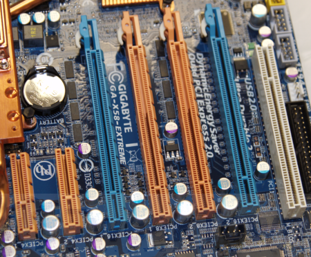 GIGABYTE shows us its X58 Extreme mobo in Taipei