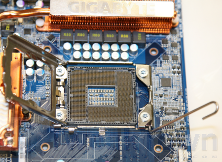 GIGABYTE shows us its X58 Extreme mobo in Taipei