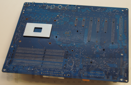 GIGABYTE shows us its X58 Extreme mobo in Taipei