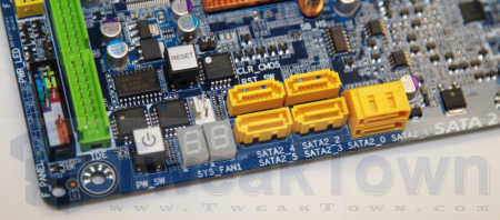 GIGABYTE shows us its X58 Extreme mobo in Taipei