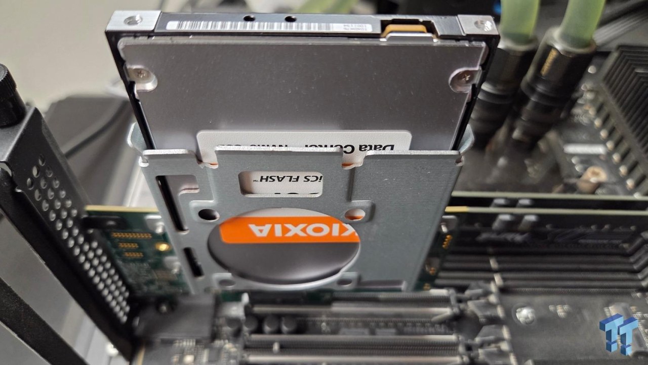 KIOXIA CD9P-R 7.68TB E3.S Review - The Best-In-Class Data Center SSD
