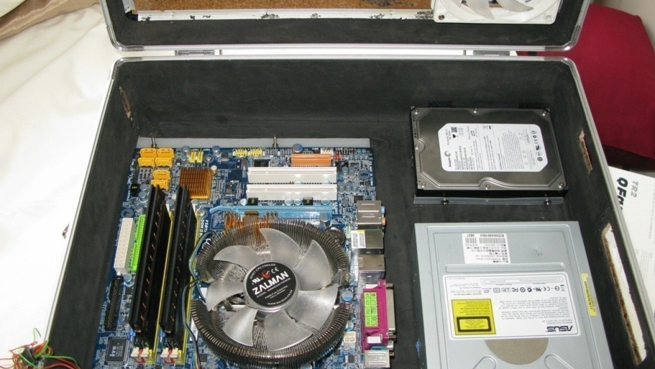 DIY Case Mods - Suitcase turned into PC