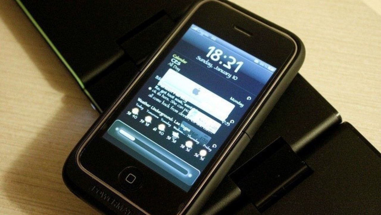 Powermat Wireless Charging Portable Mat and iPhone 3G (S) Receiver Case