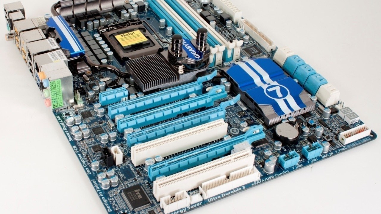GIGABYTE P55A-UD7 (P55 Express) Motherboard