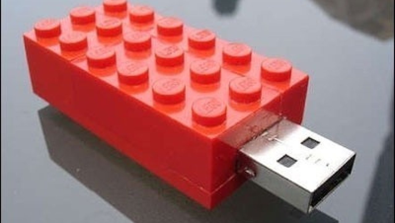 2010 Thumb Drive Roundup - 16 USB 2.0 and USB 3.0 Drives Prodded and Tested