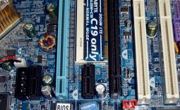 Gigabyte 8N-SLI Royal, the other SLI alternative