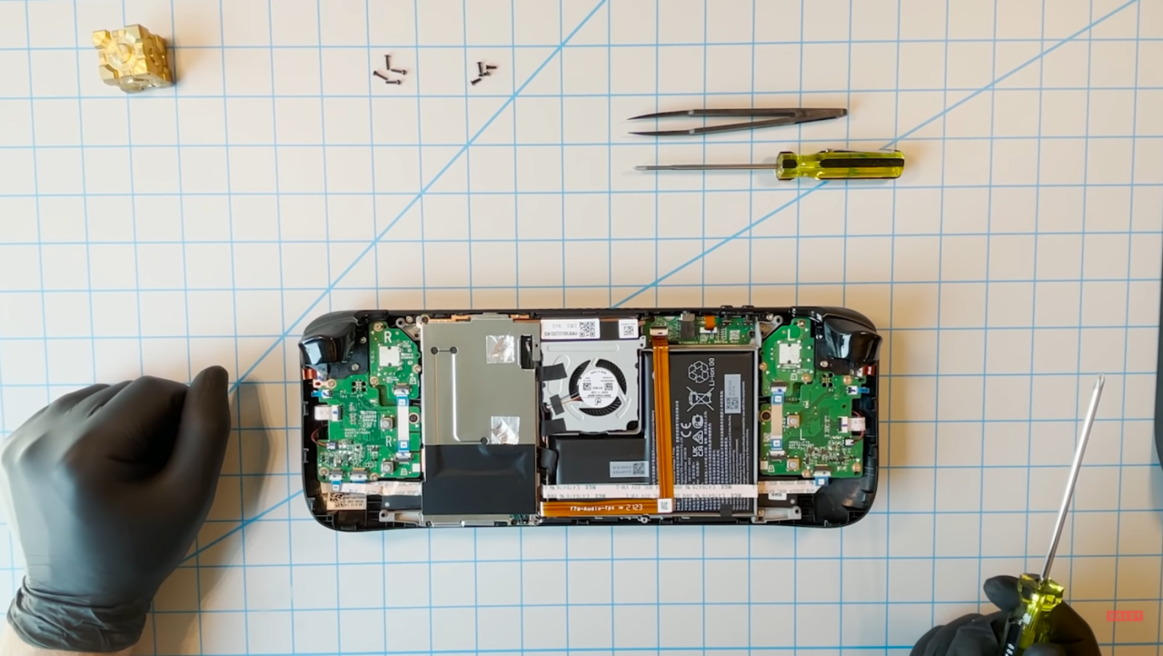 Valve: Gamers really shouldn't open their Steam Deck PC-handhelds